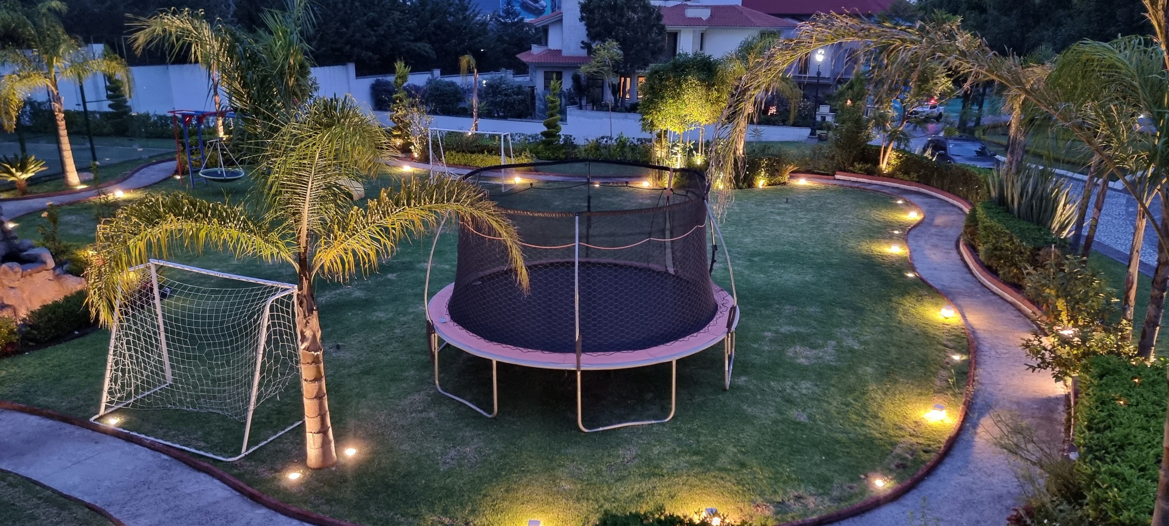 Iluminación en senderos y accesos