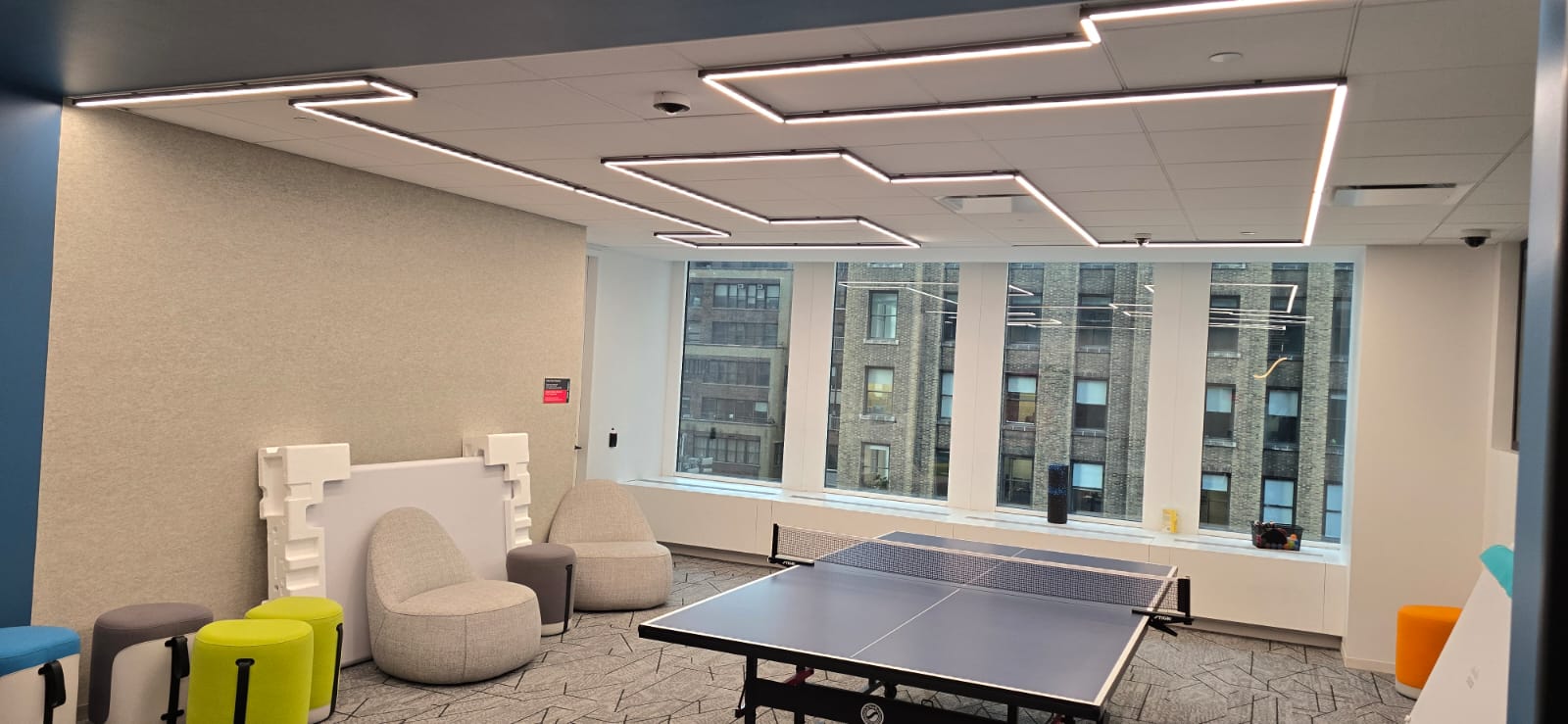 Iluminación arquitectónica en oficinas modernas